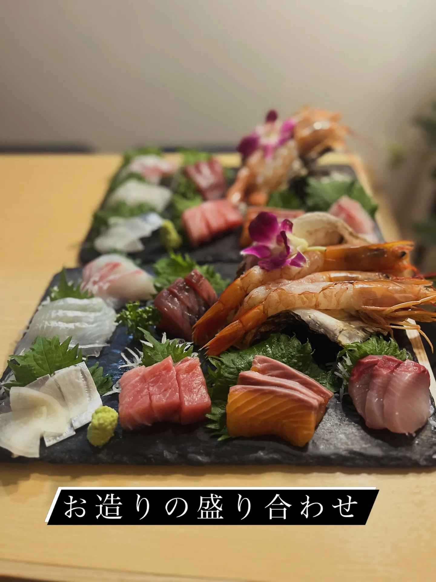 スタッフが作ってくれている人気の自家製海老チーズ餃子は