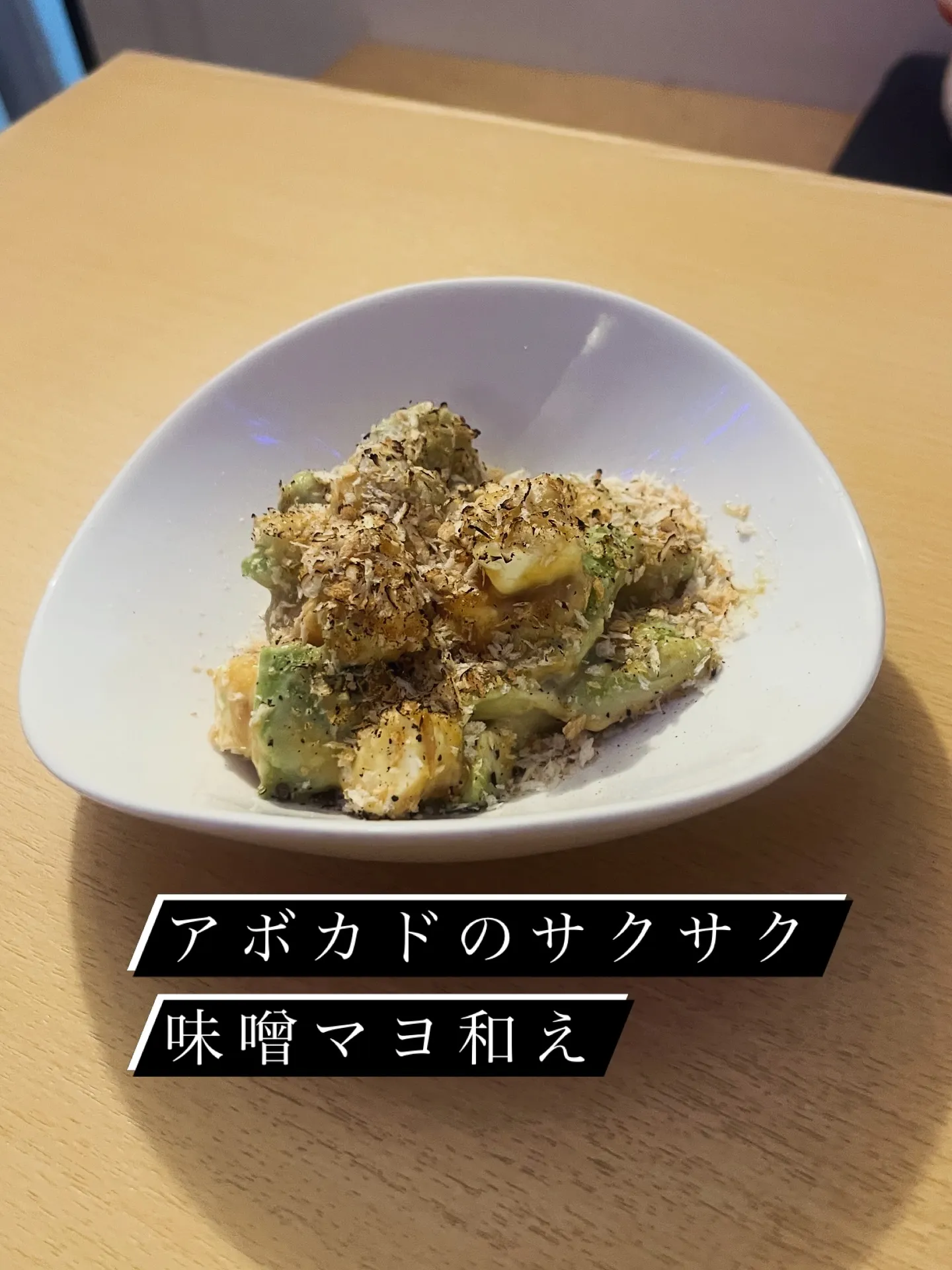 スタッフが作ってくれている人気の自家製海老チーズ餃子は