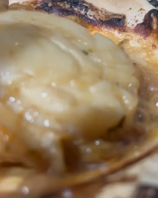 とろける旨みが広がる、定番人気メニューのホタテのバター醤油焼...