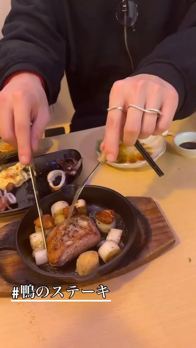 京鴨肉のステーキは、しっとりとした赤身に上品な脂が寄り添う一...