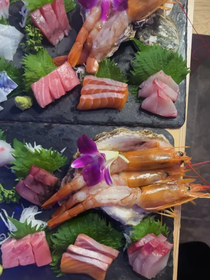 スタッフが作ってくれている人気の自家製海老チーズ餃子は