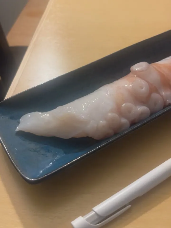 当店のタコは吸盤と身を別々の仕込みでお造りにしてご提供してい...